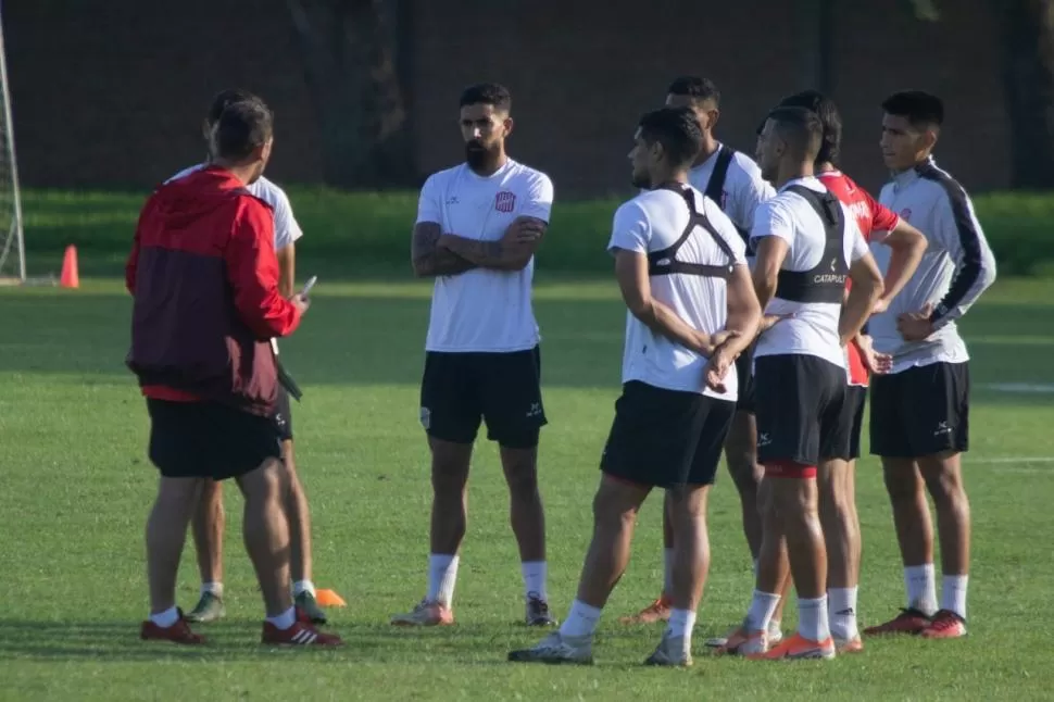 MUCHO DIÁLOGO. En el inicio de la semana de trabajo, De Muner habló mucho con los defensores del plantel. La idea es achicar el margen de error de cara al futuro. 