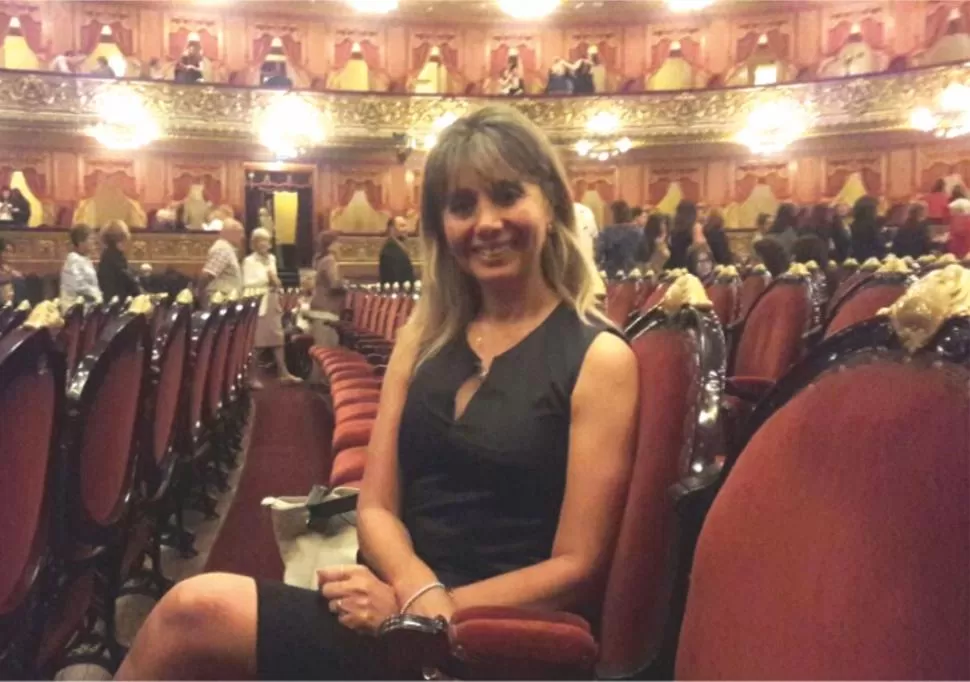 LAS ARTISTAS. Adriana Soria (izq.), como espectadora en una gala, y Déborah Yurcovich (der.) en una escena de “Cenicienta”, con el Ballet Estable. 