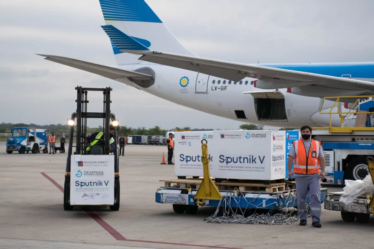 SPUTNIK V. Cargamento de dosis de vacunas contra el coronavirus enviado desde Rusia. Foto de Archivo Twitter @msalnacion