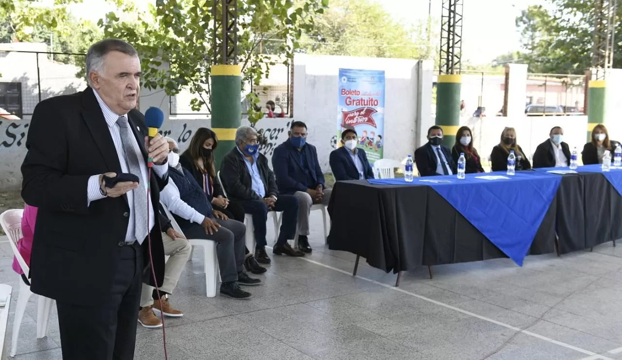 EN BANDA DEL RÍO SALÍ. Jaldo encabezó el acto en la Escuela de Comercio. Foto: Prensa HLT