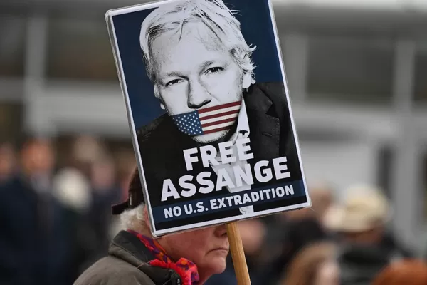 Julian Assange le pidió al rey Carlos III que lo visite en prisión