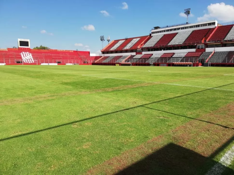 EN LA CIUDADELA. Los especialistas comenzaron con las tareas de recuperación del campo, ni bien finalizó el duelo con Brown. La idea es que llegue en perfectas condiciones para el partido con Riestra. 