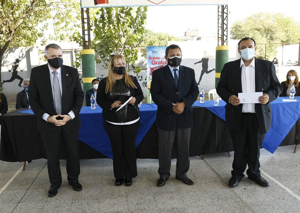 CON LAS AUTORIDADES ESCOLARES. El vicegobernador, junto al intendente bandeño, hizo entrega de los subsidios. Foto Prensa HLT