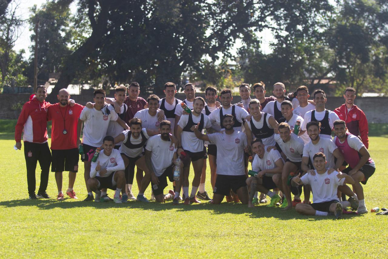 LA ÚLTIMA FOTO. La cuenta oficial de San Martín de Tucumán compartió una imagen de Varela junto al plantel en su despedida.