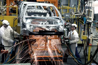 Los Industriales plantean no pagar los sueldos a quienes no puedan volver a la presencialidad por no querer vacunarse