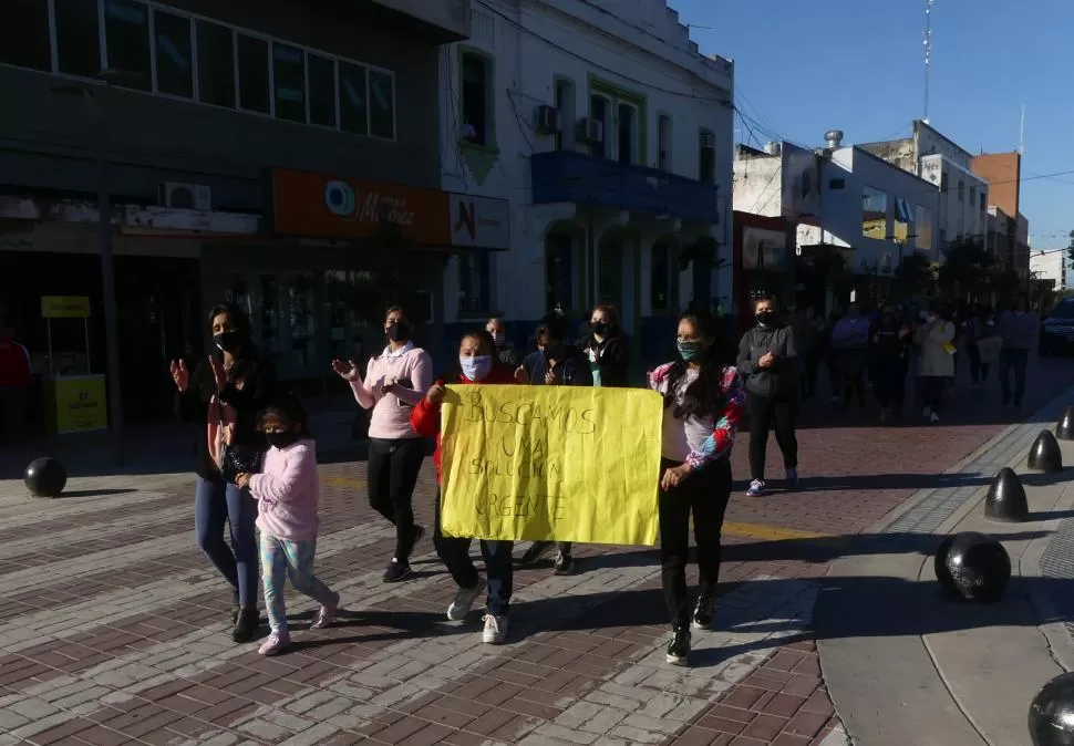 RECLAMAN RESPUESTAS. Los trabajadores dicen que si es necesario irán a las puertas de la Casa de Gobierno.