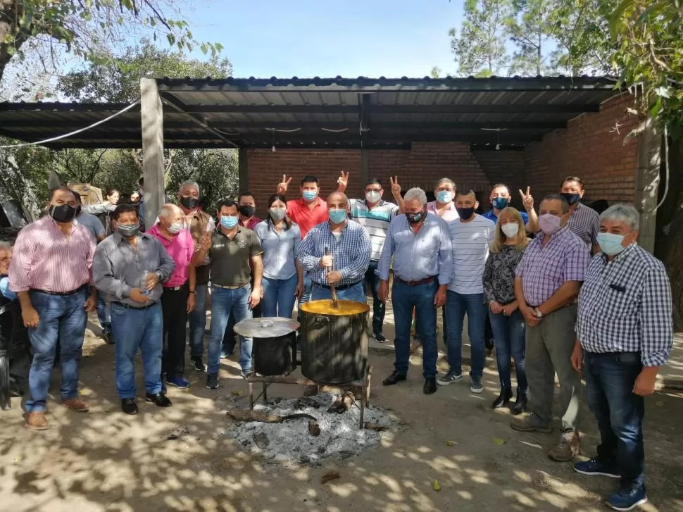 EN PAMPA MAYO. Manzur compartió el sábado un almuerzo por el Día del Trabajador junto a una veintena de dirigentes del interior. 