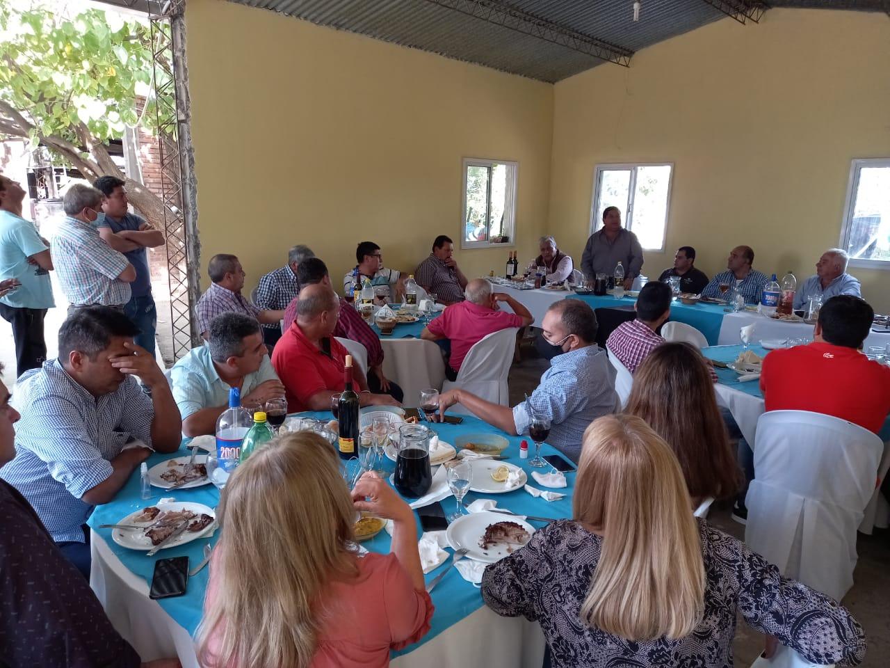 EN REUNIÓN. Los dirigentes aliados a Manzur, en Simoca. 