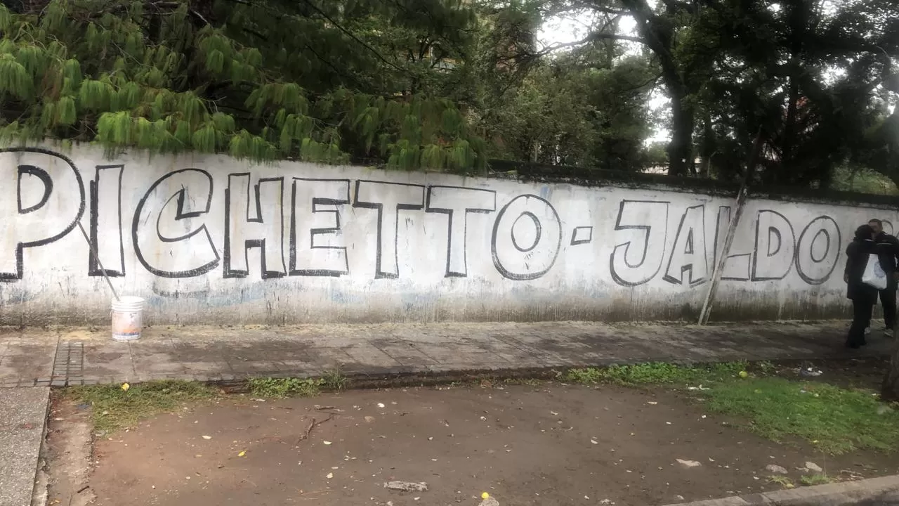 LAS PAREDES DE LA DISCORDIA. El jaldismo bramó por la aparición de las pintadas Pichetto-Jaldo.