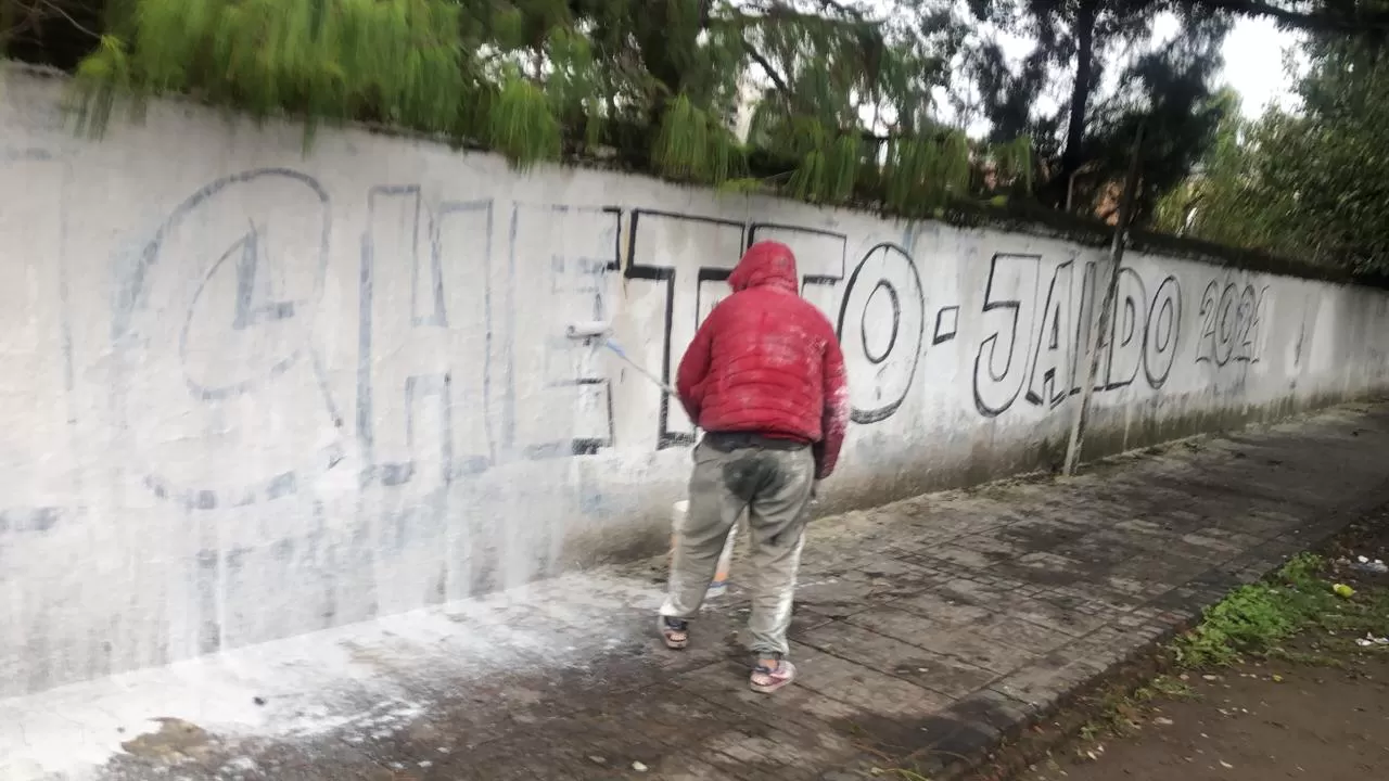 RESPUESTA. Dirigentes jaldistas salieron a tapar las pintadas de Pichetto-Jaldo.