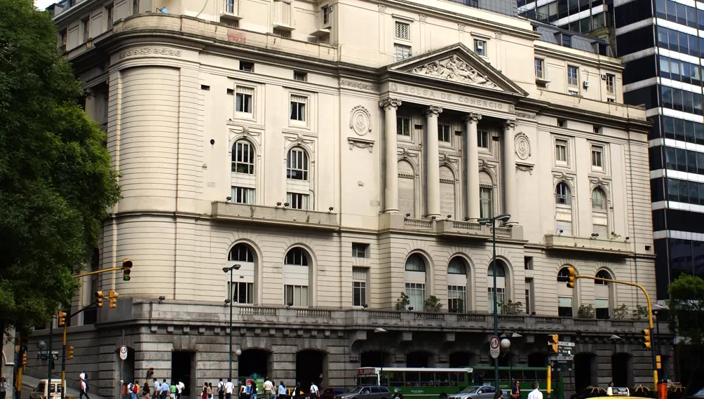 EXPECTANTES. Los mercados esperan conocer cómo implementará el Gobierno las medidas para evitar la volatilidad cambiaria.