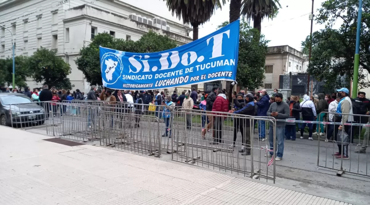 PROTESTA DE DOCENTES. Reclaman contra Lichtmajer, a las afueras de la Legislatura. Foto LA GACETA / Analía Jaramillo