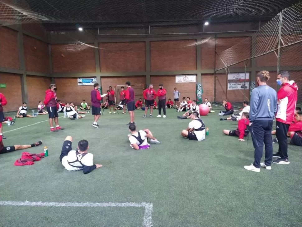 BAJO TECHO. Debido a la lluvia, el plantel realizó las últimas dos prácticas bajo techo. Hoy, De Muner decidió que el grupo trabaje en el club Lince, allí terminará de darle forma al equipo para visitar al “Pirata”. Twitter@casmoficial