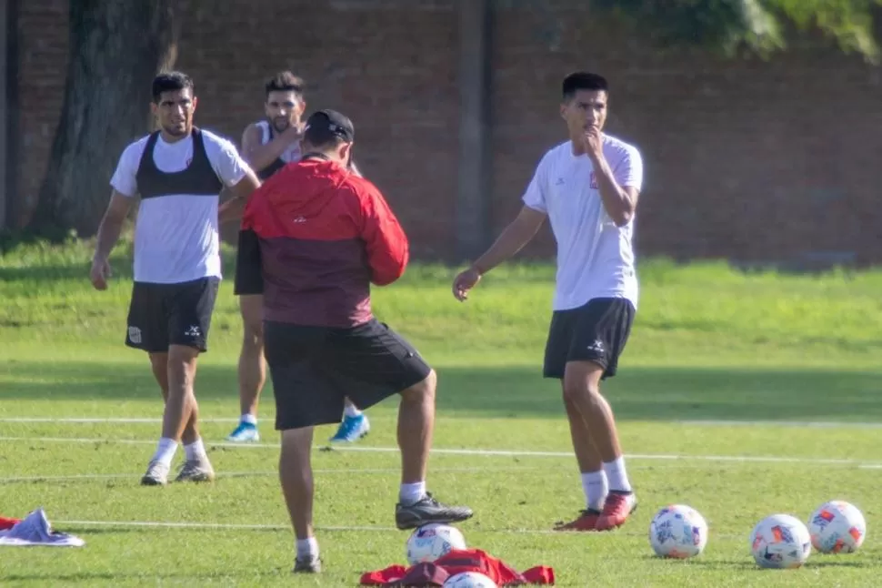 AJUSTANDO PIEZAS EN EL FONDO. Durante la semana de trabajo, Pablo De Muner se tomó algunos días para trabajar en lo estrictamente defensivo. El DT pretende que el equipo se mantenga concentrado. 