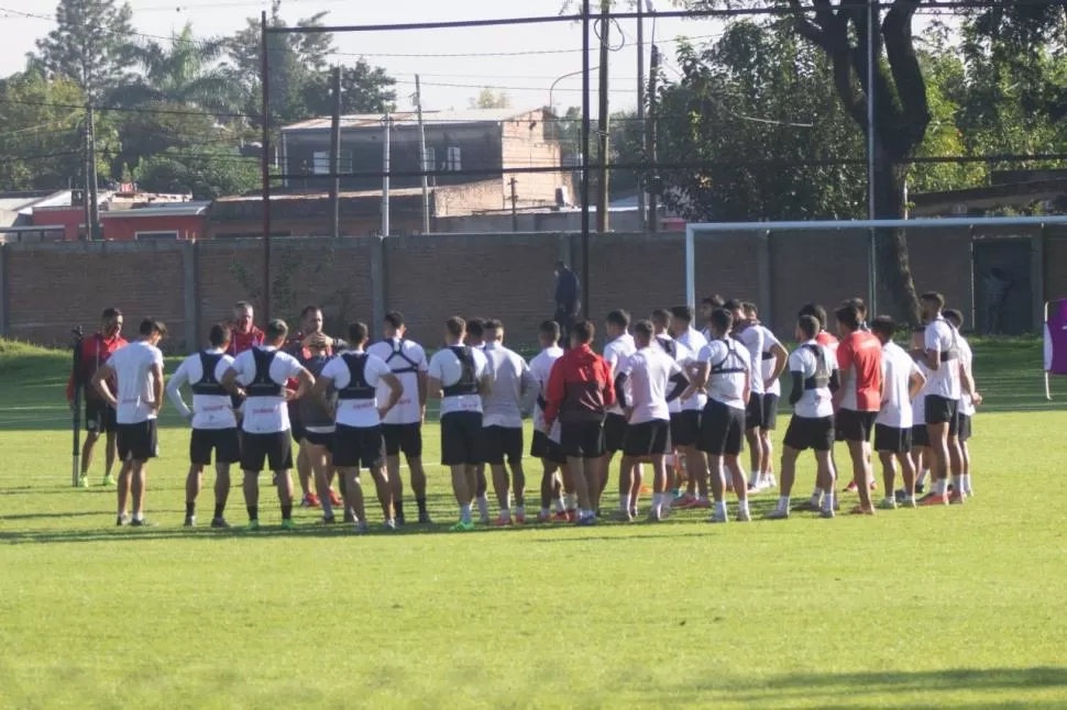 CONCENTRACIÓN. Los detalles tácticos quedaron definidos antes de partir. El 11 será casi el mismo que frente a Brown. 