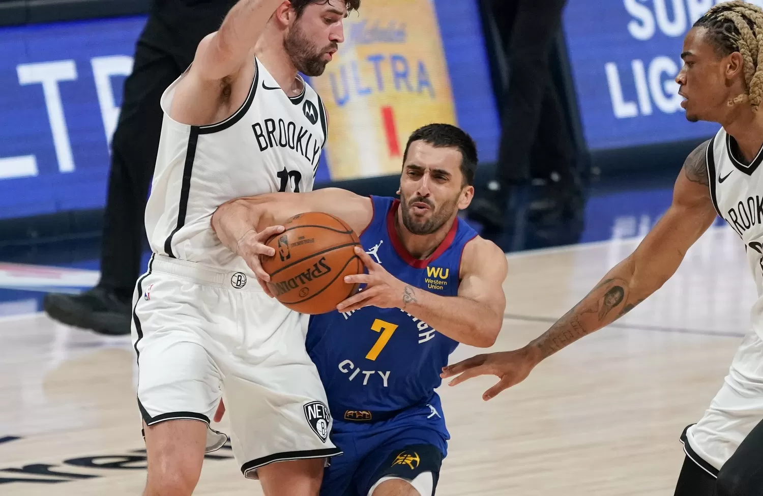 ENTRE GIGANTES. Campazzo se mostró muy activo en los minutos que estuvo en cancha. REUTERS 