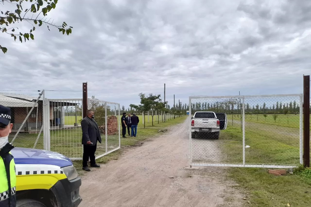 EN PLENO OPERATIVO. La Policía ingresa al predio donde se llevaba adelante el festejo para desalojar a los 400 invitados. Foto: Policía de Tucumán