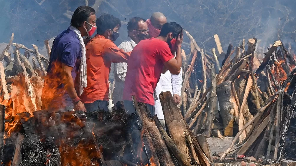 INDIA. Quema de cuerpos de personas que tuvieron covid-19. FOTO TELAM. 