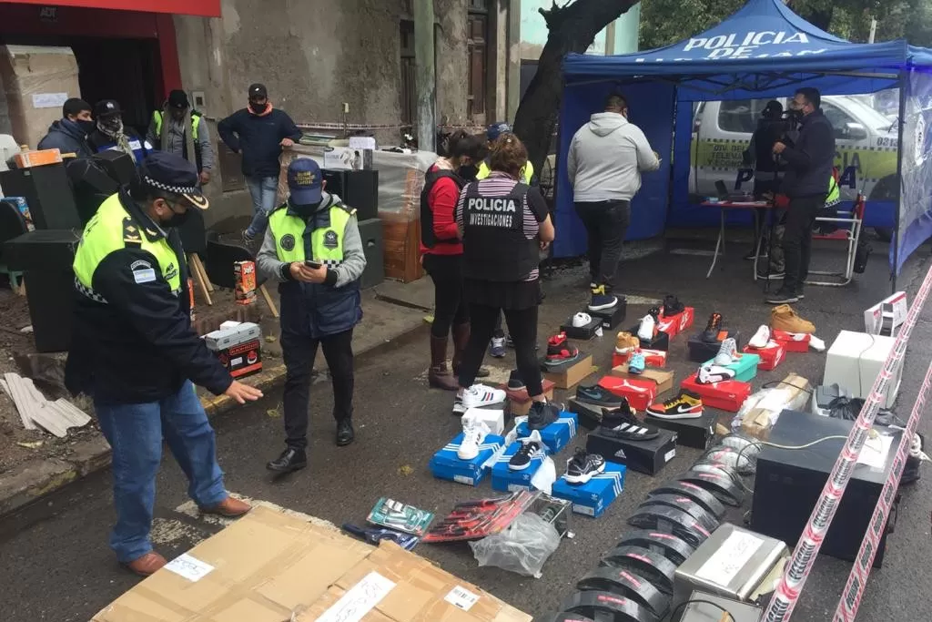 ALLANAMIENTO. La Policía encontró esa mercadería en Gobernador del Campo al 200.