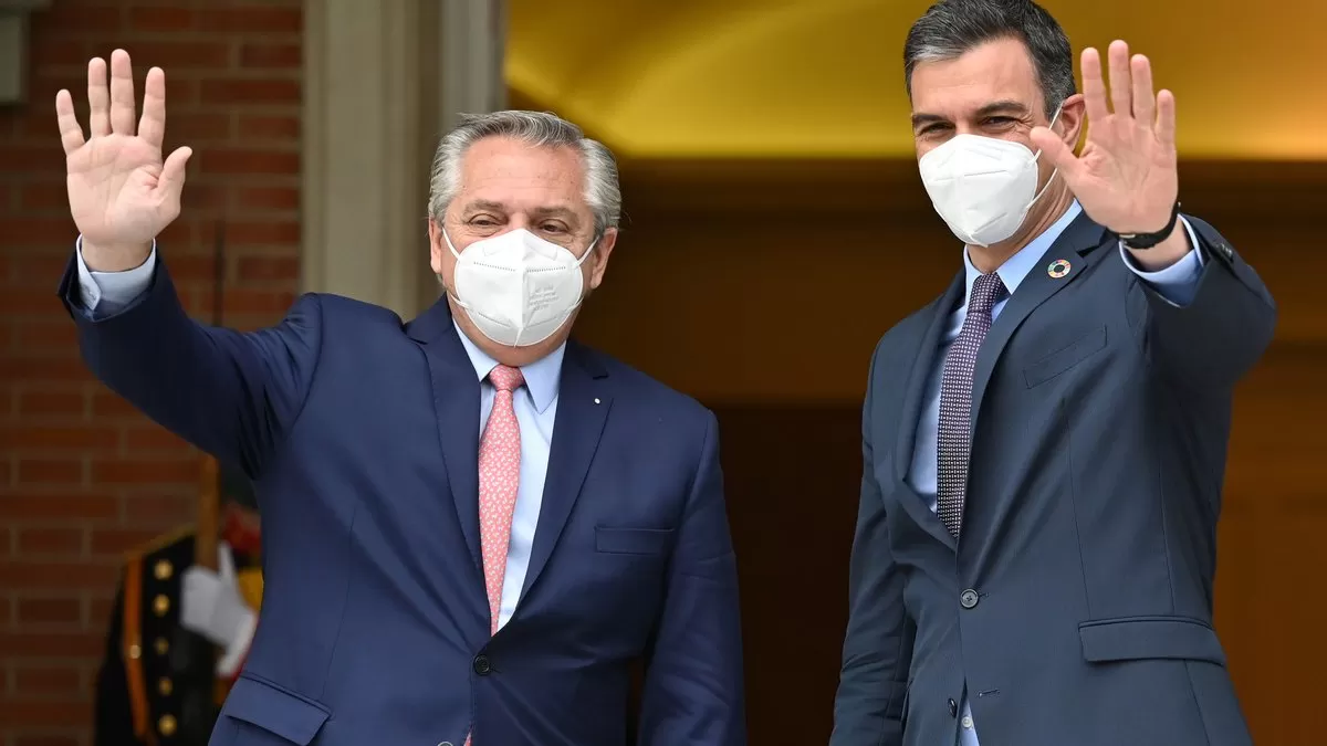 Alberto Fernández y Pedro Sánchez, en el Palacio de la Moncloa.