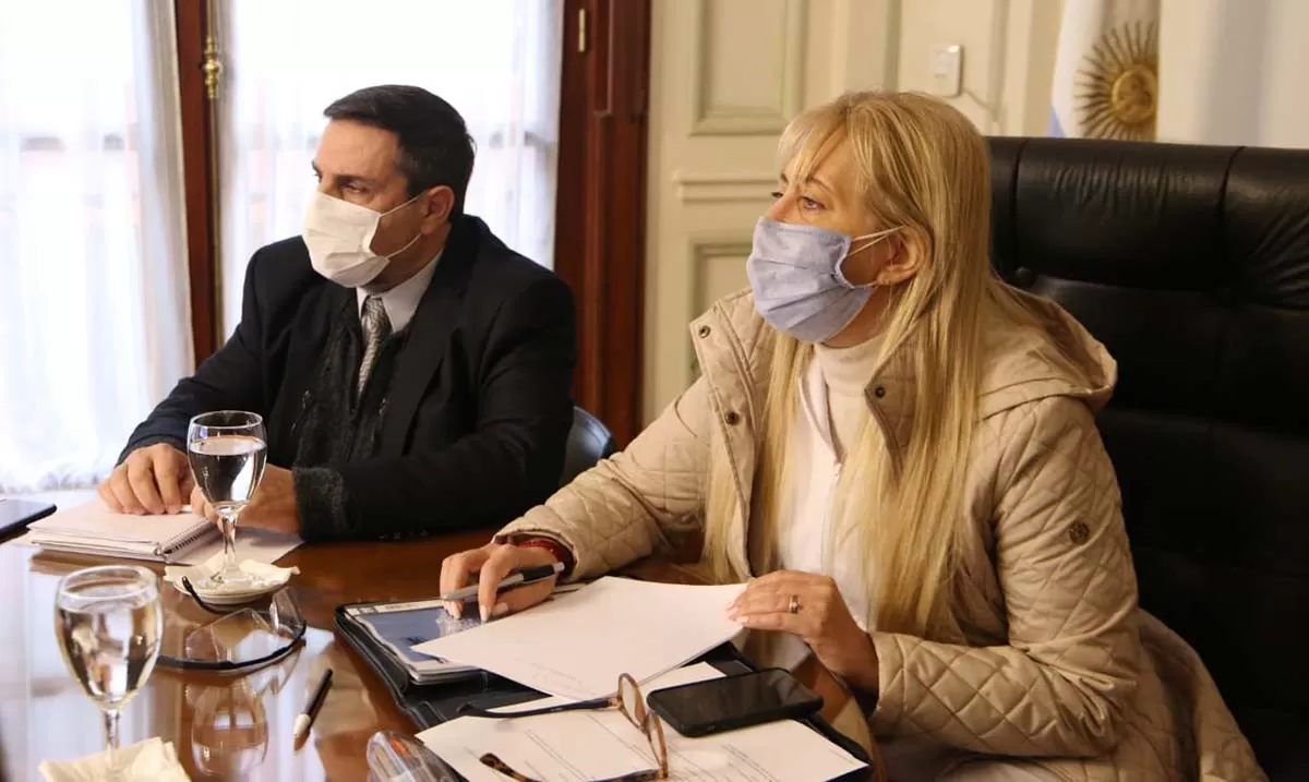 EN REUNIÓN. Chahla, junto al secretario ejecutivo médico del Siprosa, Luis Medina Ruiz. MINISTERIO DE SALUD PÚBLICA DE LA PROVINCIA 