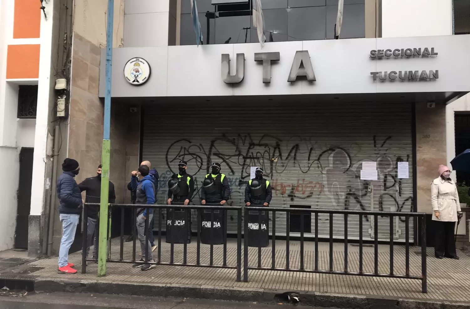 Choferes autoconvocados se concentraron en la sede de la UTA.