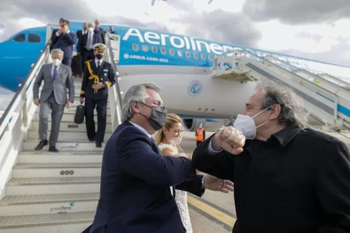 Alberto Fernández dejó España y partió hacia París para seguir con su gira europea