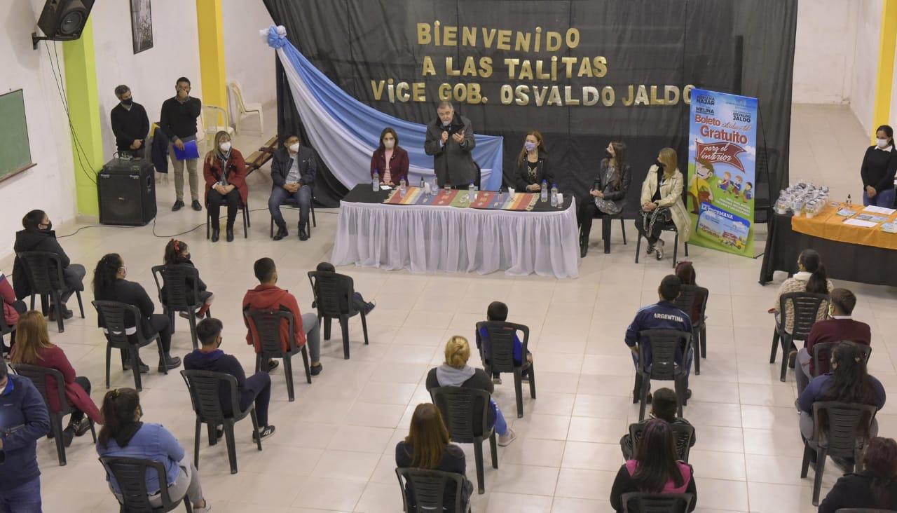 BOLETO ESTUDIANTIL. El vicegobernador estuvo acompañado por dirigentes de Las Talitas, de Alderetes y de Banda del Río Salí. Foto Prensa HLT