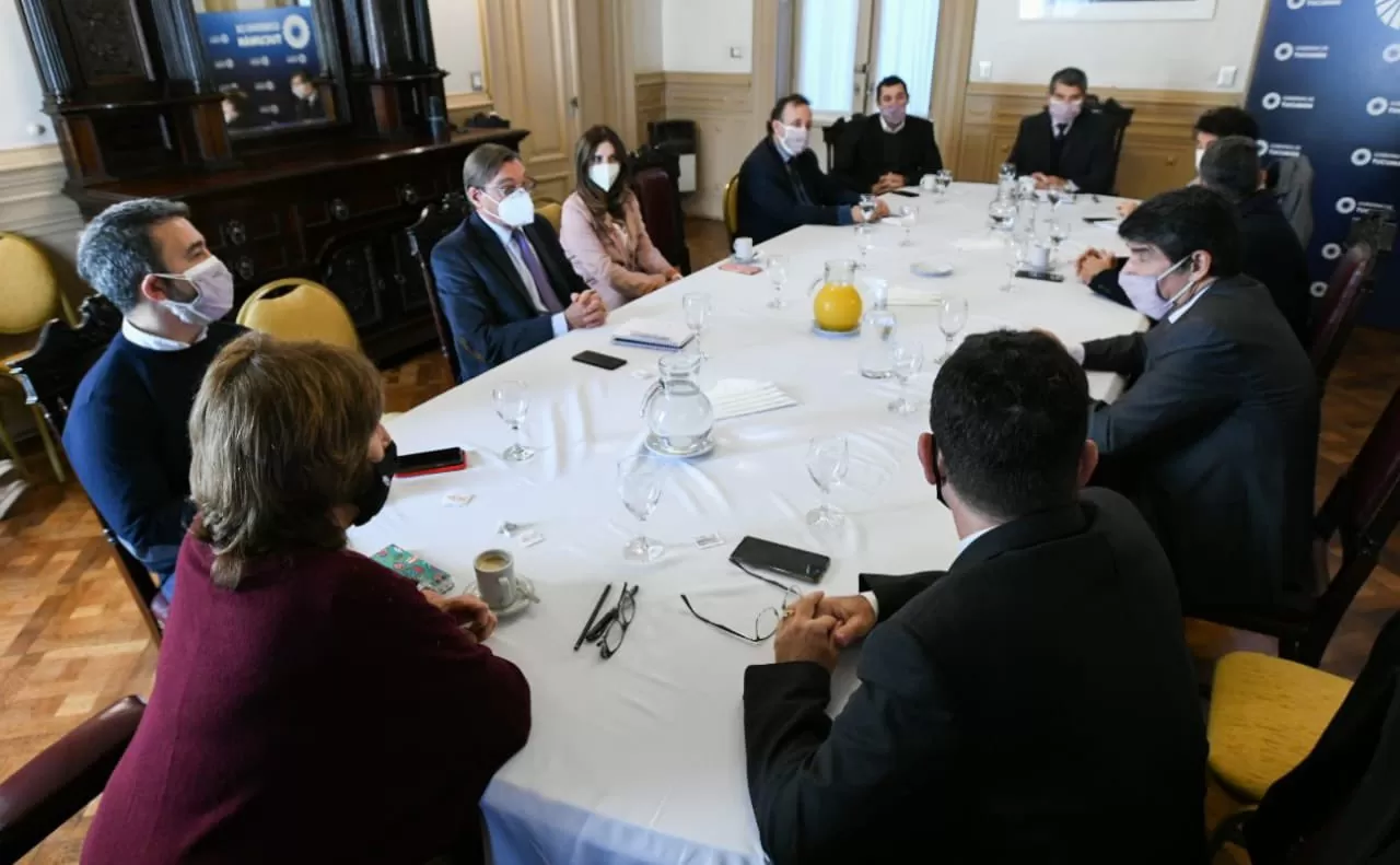 El gabinete reunido, en apoyo al Ministro de Educación. FOTO TWITTER, GABRIEL YEDLIN