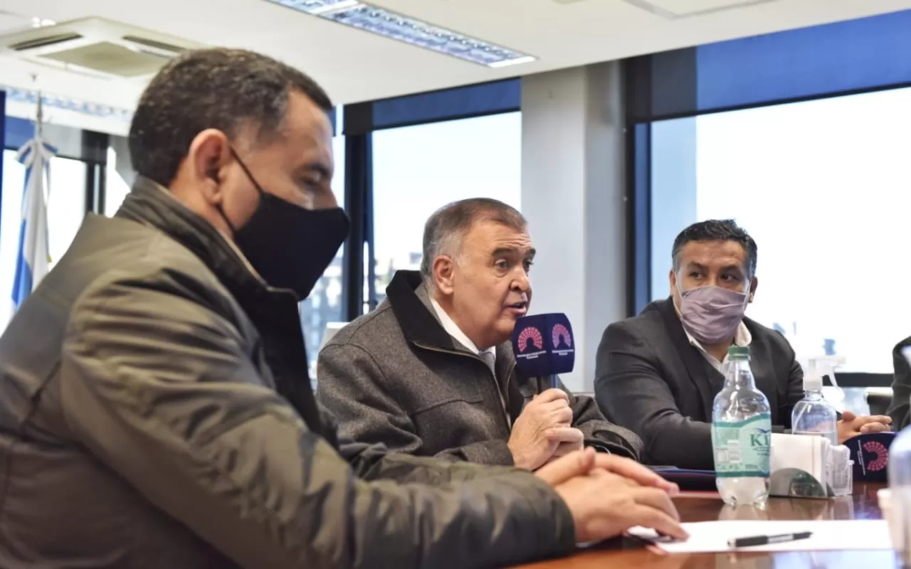 EN LA LEGISLATURA. Jaldo, junto al legislador Amado y al concejal de Famaillá, Robledo. Foto: Prensa HLT