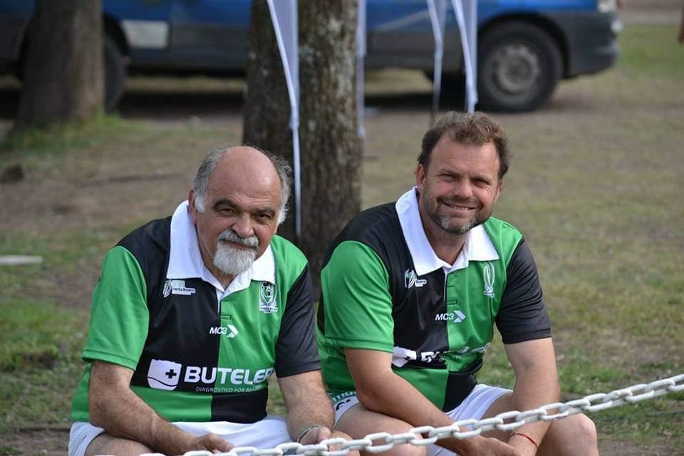 CLASSICS. Junto a Cayetano Fortino en los Classics de Tucumán Rugby, junto a los que volvió a jugar luego de retirarse joven a causa de un problema cardíaco.