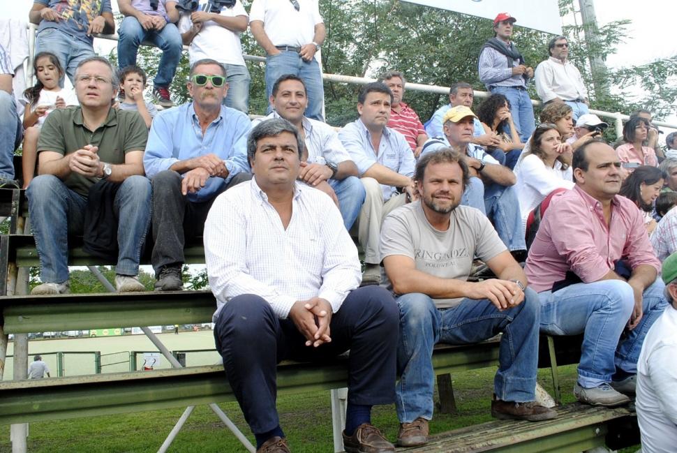 EN SU CLUB. Salustiano, en tiempos previos a la pandemia, mirando un partido de la Primera “verdinegra”. Aportó al club como jugador, entrenador y referí. 