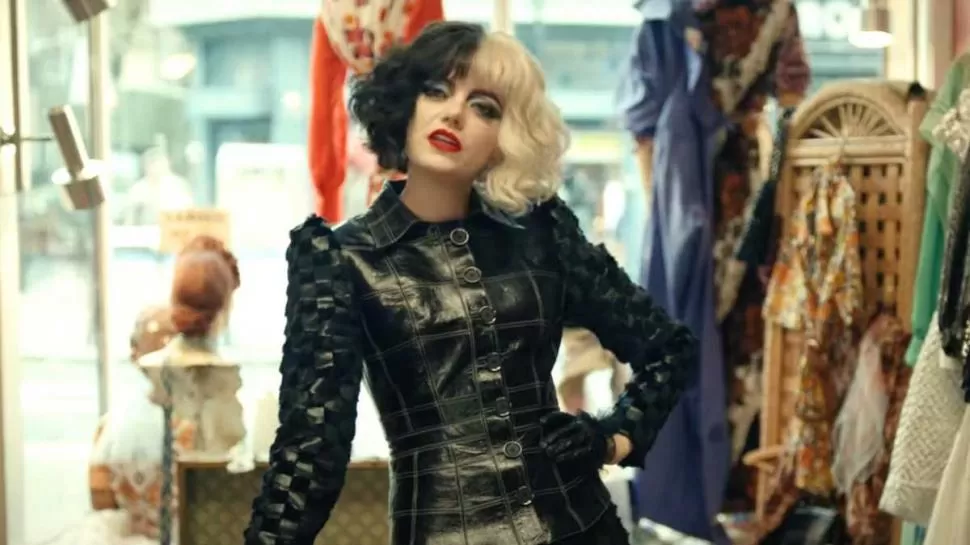 PERSONAJE MALVADO. Emma Stone es Cruella de Vil en la comedia de aventuras ambientada en Londres. 