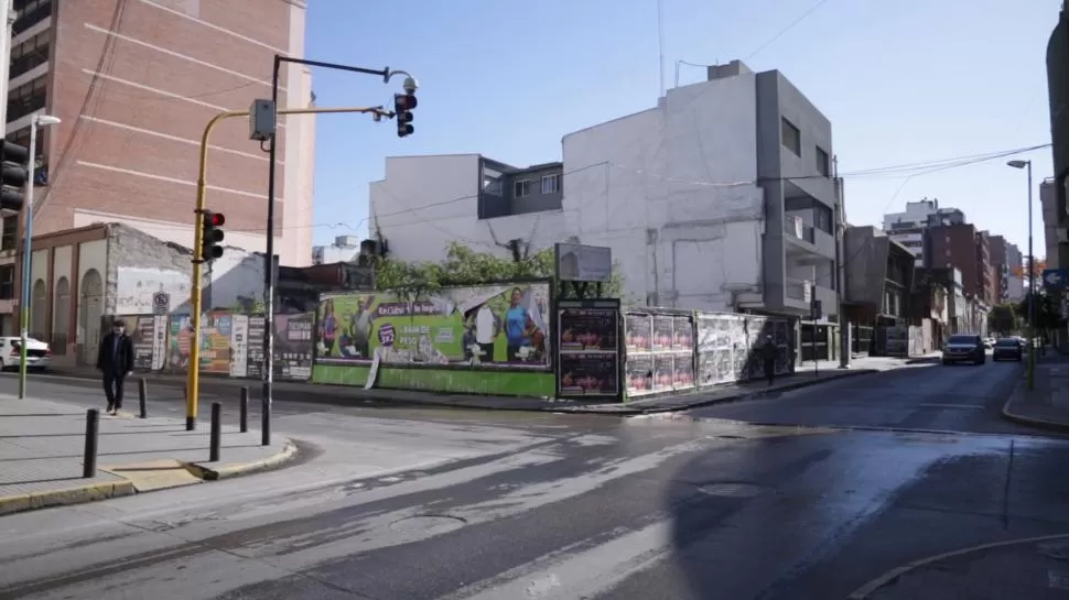 CÓRDOBA 303. Aquí iba a haber un edificio de Barenbreuker (h). 