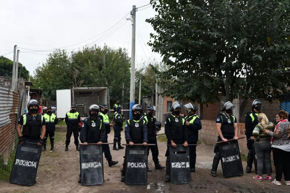 CUSTODIA POLICIAL. Los efectivos tuvieron que montar guardia para que no se registren incidentes. 