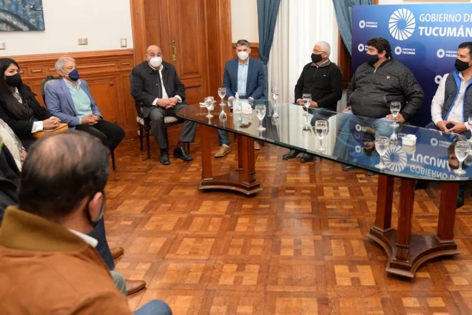 OBRAS. Manzur habla con los comisionados comunales de Leales. Twitter @JuanManzurOK