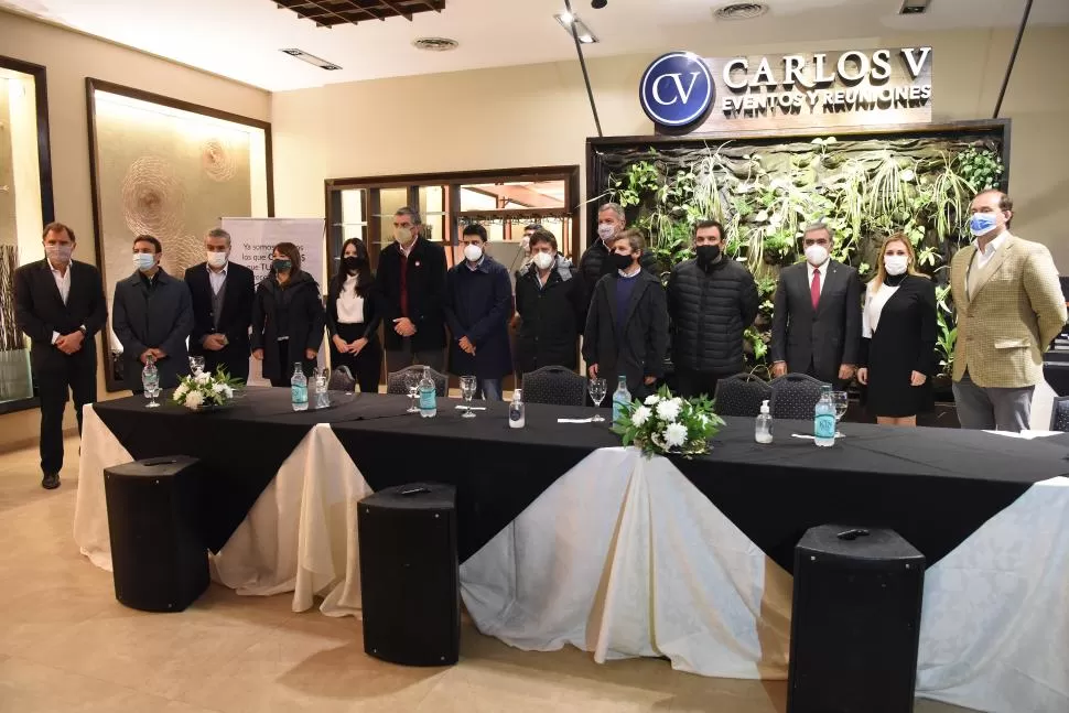 FOTO DE FAMILIA. Junto a Murga y Omodeo, entre otros dirigentes de CREO, posaron Cano, Manzone, Salazar, Campero, Bussi, Huesen, Alfaro y Ávila. 