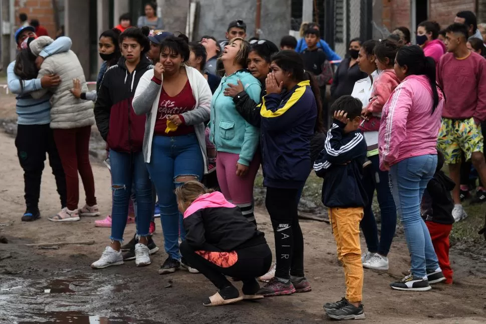 DESTRUIDOS. Los familiares de Daiana Juárez, la última víctima, lloran desconsolados en Banda del Río Salí. 
