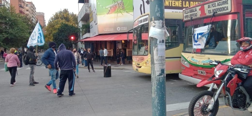 Con un par de cortes en esquinas clave, choferes autoconvocados sitiaron el centro tucumano