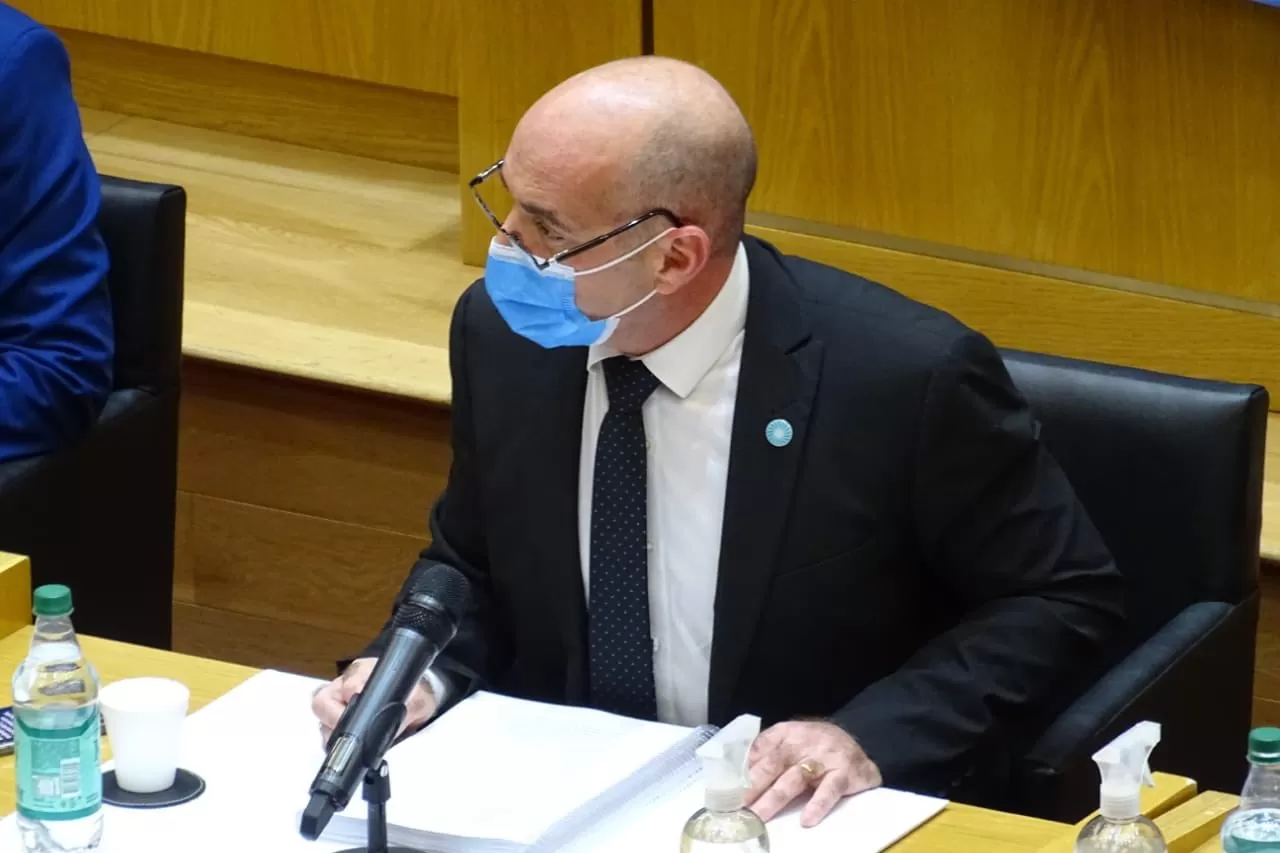 EN LA LEGISLATURA. El ministro de Educación, Juan Pablo Lichtmajer, en su interpelación ante la Cámara. Foto de Twitter @GeroVAignasse