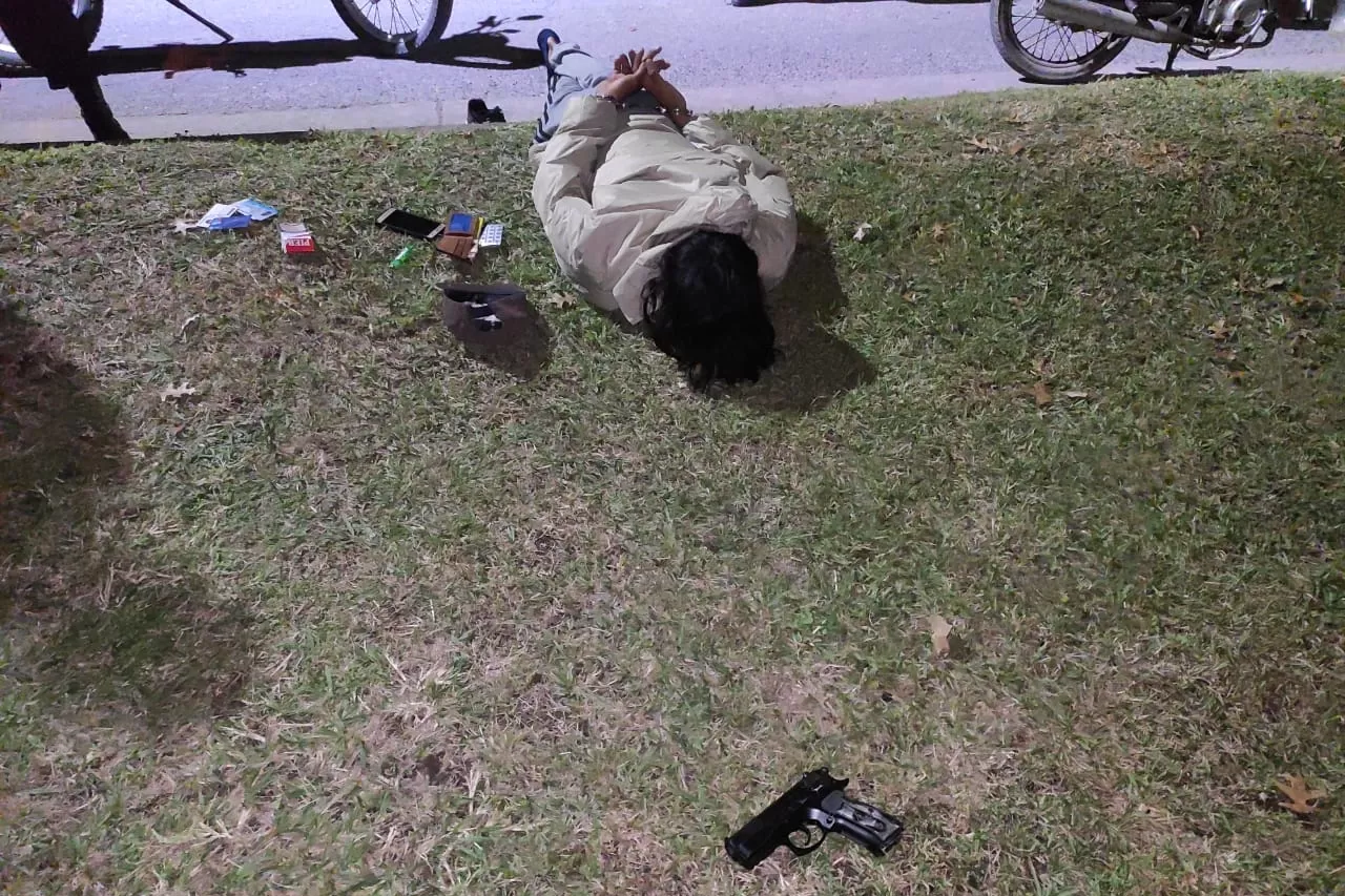 SOSPECHOSO. El hombre que llevaba el arma de fuego quedó detenido en Yerba Buena. Foto: Policía de Tucumán