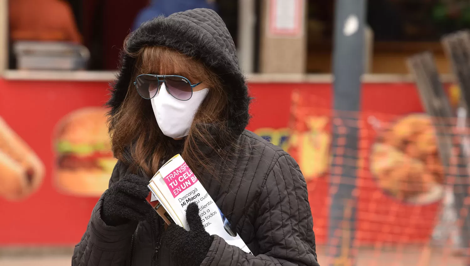 PREPARADAS. Debido a las temperaturas bajas de la mañana, muchas tucumanas salieron abrigadas a las calles.