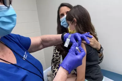 Antes de fin de año, el Gobierno planea vacunar a todos los adolescentes sin comorbilidades