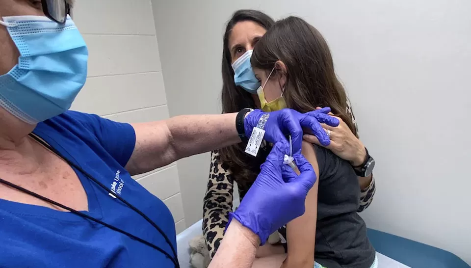 Vacunación contra covid a adolescentes. Foto Reuters