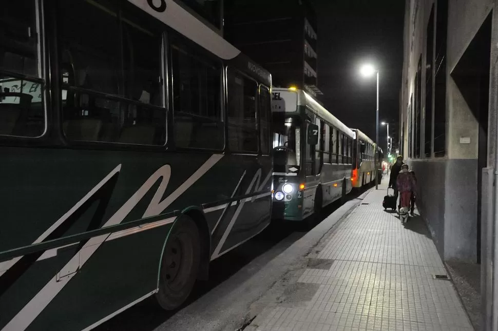 INTERNA. Aunque UTA anunció que suspendía el paro, anoche un sector de choferes protestó para ir a huelga hasta cobrar el 100% del sueldo.  