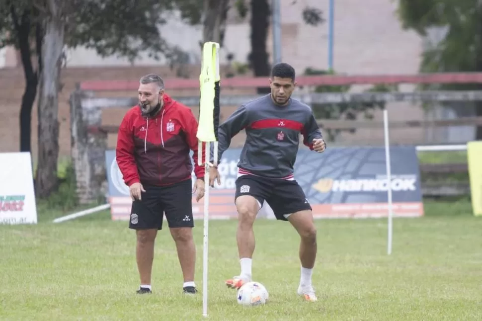 BUENA ONDA Y CONCENTRACIÓN. Así pasa la semana de entrenamientos el plantel “santo”. Mientras Jorge Ribolzi, ayudante de campo de De Muner sonríe, Hernán Lopes cumple una etapa de la sesión. 