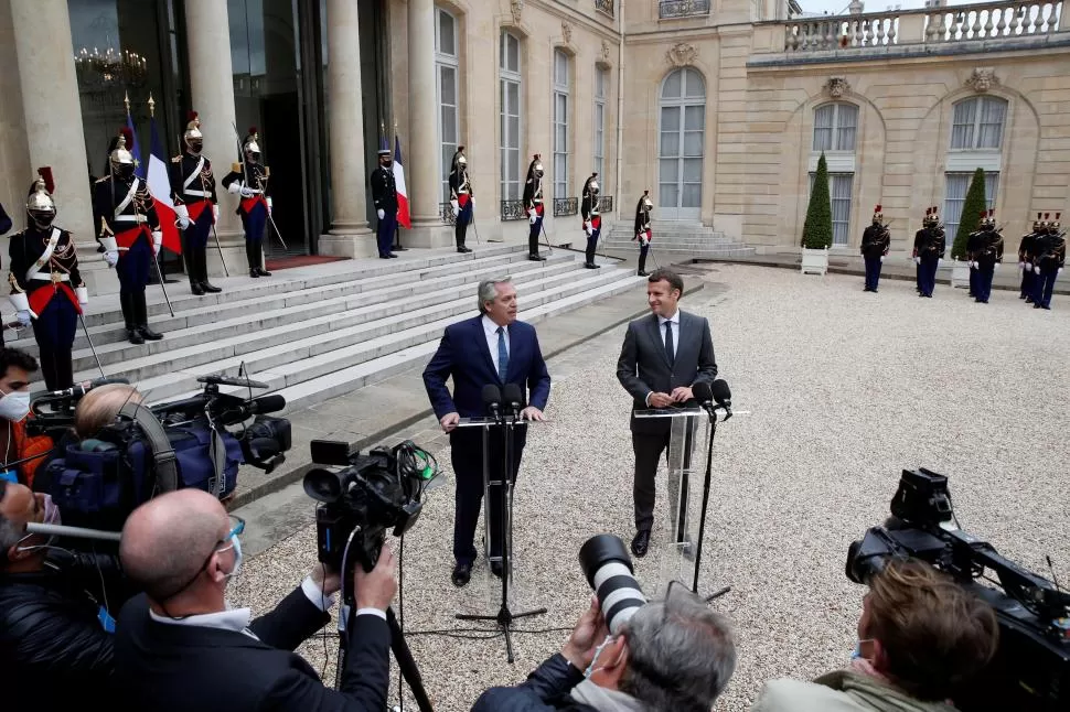  EN PARÍS. Fernández y Macron, informando sobre la reunión bilateral. 