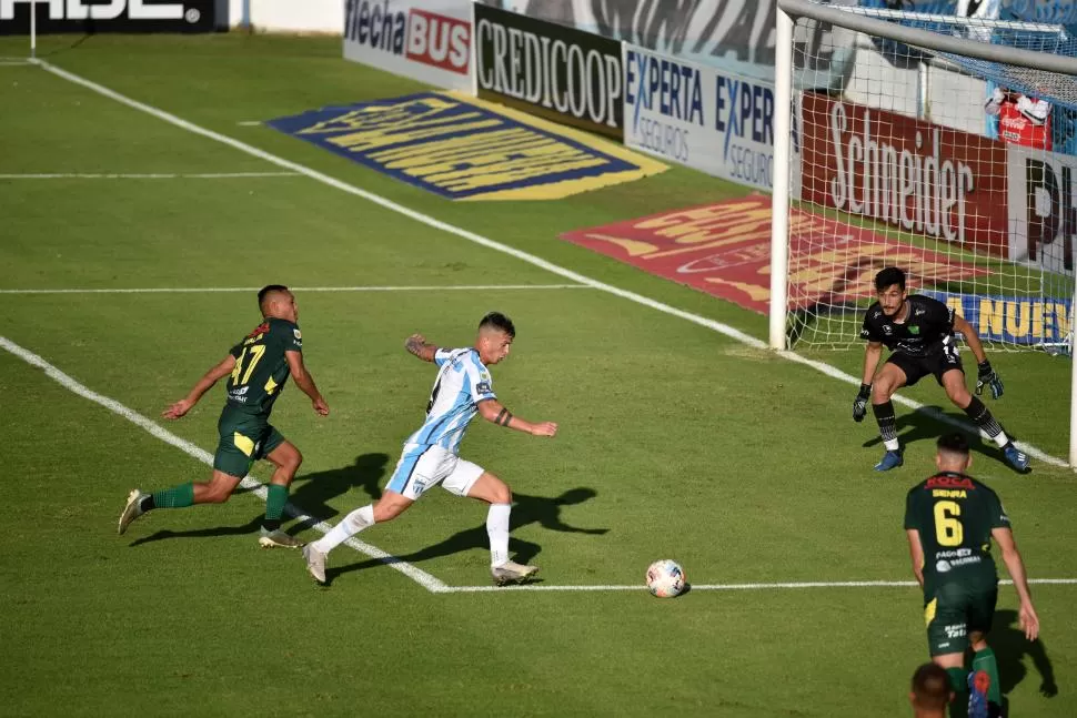 DESPEDIDA. Augusto Lotti, instantes antes de marcar el cuarto de los cinco goles que le hizo Atlético a Defensa. El duelo del sábado pasado fue el último en más de dos meses que disputará el equipo.  LA GACETA / FOTO DE INÉS QUINTEROS ORIO