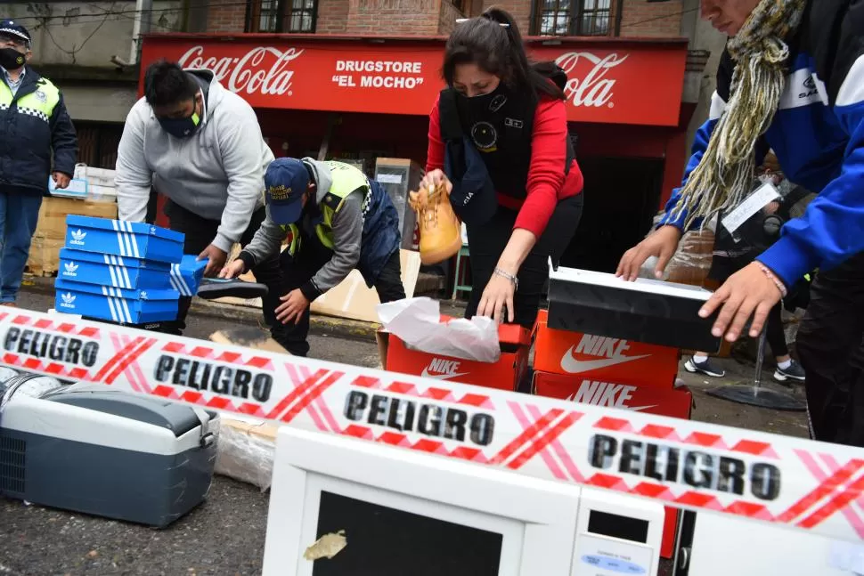 UN DEPÓSITO DE ZAPATILLAS. La Policía incautó una gran cantidad de calzado recientemente comprado. 