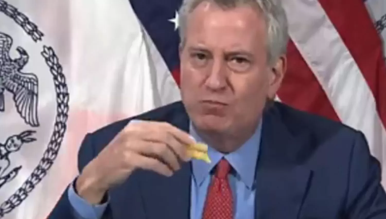 AL AIRE. De Blasio se comió una hamburguesa durante la conferencia de prensa y la imagen se hizo viral.